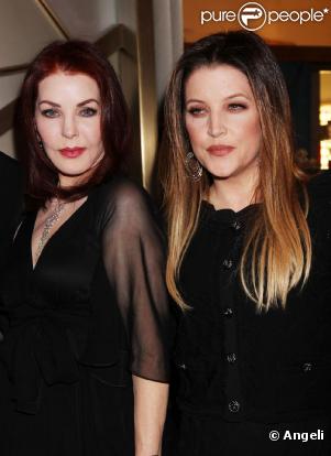 Priscilla Presley reçoit la distinction Femme de l'année au Nevada Ballet Black and White, au Aria MGM Hotel, à Las Vegas, le 29 janvier 2011 - ici avec sa fille Lisa-Marie 