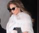 Jennifer Lopez à la sortie de son hôtel à New York le 2 février 2011 dans un total look blanc 