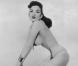 Tura Santana dans les années 50 pose pour des photos érotiques 