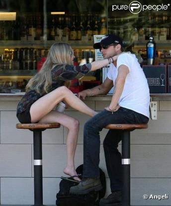 La ravissante Amanda Seyfried et le séduisant Ryan Phillippe affichent leur amour, chez Oaks Gourmet, à Los Feliz, le 28 janvier 2011.