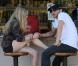 La ravissante Amanda Seyfried et le séduisant Ryan Phillippe affichent leur amour, chez Oaks Gourmet, à Los Feliz, le 28 janvier 2011.