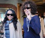 Whitney Houston et sa fille Bobbi Kristina sortent d'une clinique à Beverly Hills, le 9 février 2011