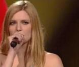 Arnaud Gidoin et Elodie Frégé peinent à retenir leurs larmes quand ils remportent 100 000 euros pour l\'association AIDES, sur le plateau de<em> N\'oubliez pas les paroles</em>, samedi 12 février 2011.