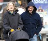  Leelee Sobieski se promène avec son mari Adam Kimmel et leur fille Louisanna Ray dans Soho à New York le 11 février 2011 