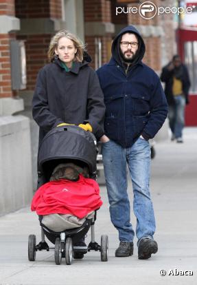  Leelee Sobieski se promène avec son mari Adam Kimmel et leur fille Louisanna Ray dans Soho à New York le 11 février 2011 