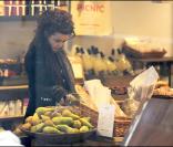 Helena Bonham Carter fait du shopping dans les rues de Londres, le 14 février 2011