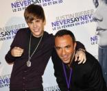 Nikos est aux côtés de Justin Bieber à la première de son film Never Say Never, présenté au Grand Rex, à Paris, le 17 février 2011.