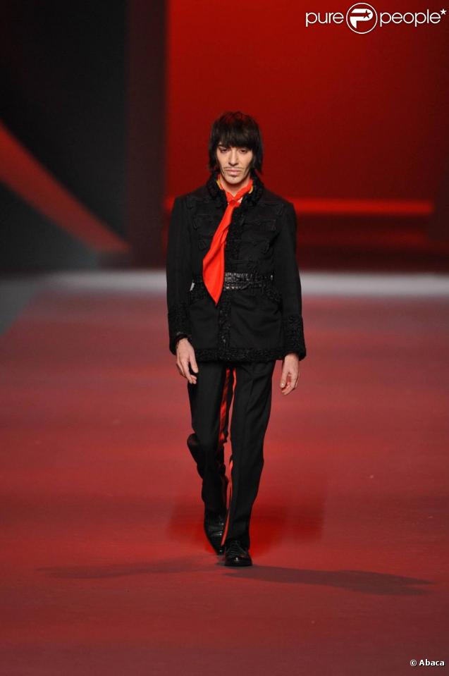 John Galliano lors de son défilé Haute-Couture en janvier 2011 