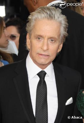 Michael Douglas n'a pas hésité à faire le coup de poing pour protéger sa femme, Catherine Zeta-Jones, agressée par un photographe à Londres.