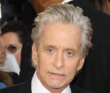 Michael Douglas n'a pas hésité à faire le coup de poing pour protéger sa femme, Catherine Zeta-Jones, agressée par un photographe à Londres.