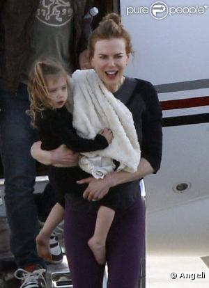 Nicole Kidman, son mari Keith Urban et leurs filles Sunday Rose et Faith Margaret, à l'aéroport de Los Angeles le 15 février 2011