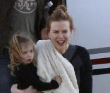 Nicole Kidman, son mari Keith Urban et leurs filles Sunday Rose et Faith Margaret, à l'aéroport de Los Angeles le 15 février 2011
