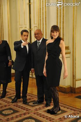 Le président Nicolas Sarkozy, son épouse Carla Bruni, le président sud-africain Jacob Zuma et son épouse lady Tobeka Madibaprior lors du dîner avec l'invité d'honneur le président d'Afrique du sud, à l'Elysée le 2 mars 2011 à Paris
 &nbsp;