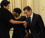 Nicolas Sarkozy salue Farida Khelfa lors du dîner avec l'invité d'honneur le président d'Afrique du sud, à l'Elysée le 2 mars 2011 à Paris