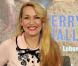 Jerry Hall, à 54 ans, ose le micro-short, allongée dans la paille... Divin !