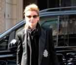 Clotilde Courau arrive au défilé Balmain durant la Fashion Week de Paris, le 3 mars 2011.