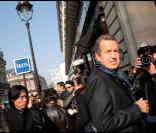 Mario Testino arrive au défilé Balmain durant la Fashion Week de Paris, le 3 mars 2011.