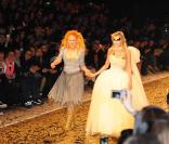 Défilé PAP automne/hiver 2011/2012 Vivienne Westwood à Paris le 4 mars 2011. Salut de la créatrice anglaise<br />