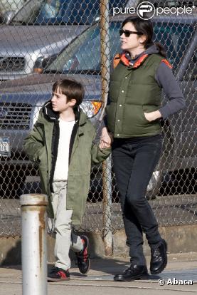 Jennifer Connelly, enceinte, va chercher son fils Stellan à l'école le 4 mars 2011 à New York