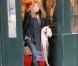 Elaine, la mère de Blake, sort de la boutique Louboutin (Paris, 5 mars 2011)