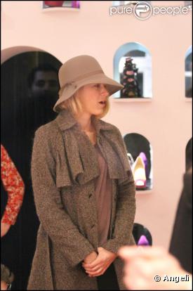 Blake Lively fait des essayages  de chaussures chez Christian Louboutin (Paris, 5 mars 2011)