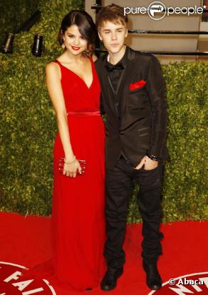 Justin Bieber et Selena Gomez posent lors de la soirée Vanity Fair organisée à Los Angeles à l'occasion des Oscars, le 27 février 2011.