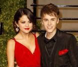 Justin Bieber et Selena Gomez posent lors de la soirée Vanity Fair organisée à Los Angeles à l'occasion des Oscars, le 27 février 2011.