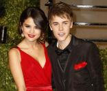 Justin Bieber et Selena Gomez posent lors de la soirée Vanity Fair organisée à Los Angeles à l'occasion des Oscars, le 27 février 2011.