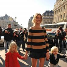 Natalia Vodianova et ses enfants arrivent au défilé de Stella McCartney lors de la Fashion Week parisienne à l'Opéra Garnier le 7 mars 2011