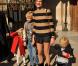 Natalia Vodianova et ses enfants arrivent au défilé de Stella McCartney lors de la Fashion Week parisienne à l'Opéra Garnier le 7 mars 2011