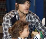 Gabriel Aubry, ex de Halle Berry, se promène avec sa fille Nahla le 3 mars 2011 à Los Angeles