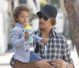 Gabriel Aubry, ex de Halle Berry, se promène avec sa fille Nahla le 3 mars 2011 à Los Angeles