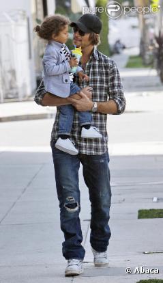 Gabriel Aubry, ex de Halle Berry, se promène avec sa fille Nahla le 3 mars 2011 à Los Angeles