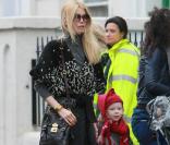 Claudia Schiffer et sa fille Clementine sur le chemin de l\'école à Londres, février 2011