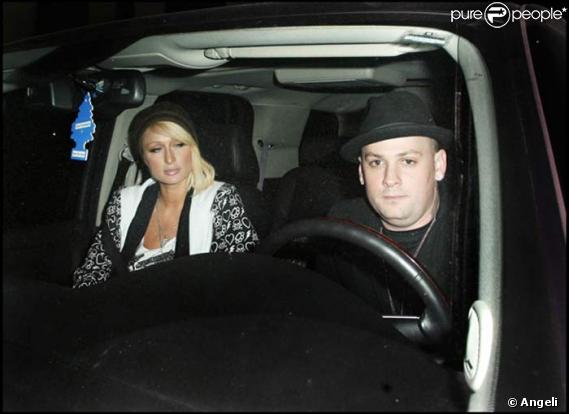 Paris Hilton et Benji Madden écrase le pied d'un paparazzo