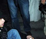 Paris Hilton et Benji Madden écrase le pied d'un paparazzo