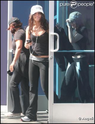 Vanessa Hudgens a été photographiée vendredi 4 mars avec sa soeur Stella, 15 ans, et sa maman Gina, à Studio City.