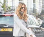 Quand Elle Macpherson va chercher ses enfants à l'école à Londres le 14 mars, elle met des chaussures à talons aiguilles Louboutin !