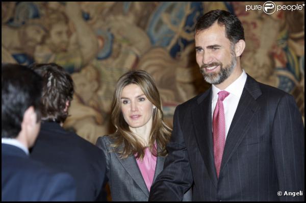 Letizia d'Espagne et son époux le prince héritier Felipe lors d'une  audience officielle dans le palais royal de Zarzuela à Madrid le 15 mars  2011