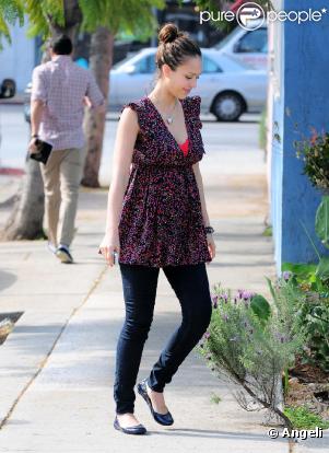 Jessica Alba à Los Angeles, profite de l'agréable température. 16 mars 2011