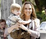 Brooke Mueller va célébrer l'anniversaire de la maman de sa copine Paris, Kathy Hilton, au Il Cielo Cafe de Beverly Hills, le 18 mars 2011. Elle est avec ses jumeaux Max et Bob, enfants nés de son union avec Charlie Sheen. 