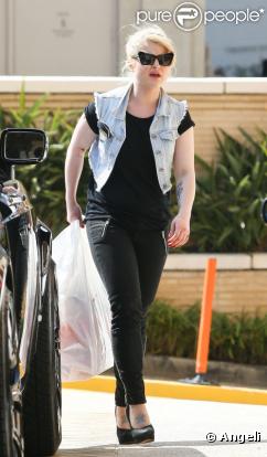 Kelly Osbourne se promène dans les rues de Los Angeles le 18 mars 2011