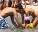 Le champion de foot Alberto Gilardino et sa femme Alice, ici avec leur première fille Ginevra en Sardaigne en juin 2010, viennent de donner naissance à Gemma, le 19 mars 2011.