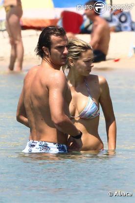 Le champion de foot Alberto Gilardino et sa femme Alice, ici en Sardaigne en juin 2010, viennent de donner naissance à Gemma, le 19 mars 2011.