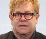 Elton John, très attristé par la disparition d'Elizabeth Taylor qui s'est éteinte à 79 ans, le 23 mars 2011.