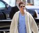 Halle Berry : Très séduisante en infirmière, elle porte la blouse à merveille !