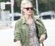 Kate Bosworth fête l'arrivée du printemps avec une robe Liberty et une veste militaire. On aime le sac vintage et les boots en daim beige 