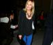 Malin Akerman dans un pantalon bleu électrique sort le top loose et le blazer noir pour un look citadin apprêté pour aller dîner. 