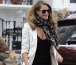 Elle Macpherson a du flare et adopte ce jean ultra-tendance pour arpenter les rues de Londres. Bravo pour le blazer blanc qui sent bon l\'été <br />