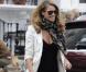 Elle Macpherson a du "flare" et adopte ce jean ultra-tendance pour arpenter les rues de Londres. Bravo pour le blazer blanc qui sent bon l'été  